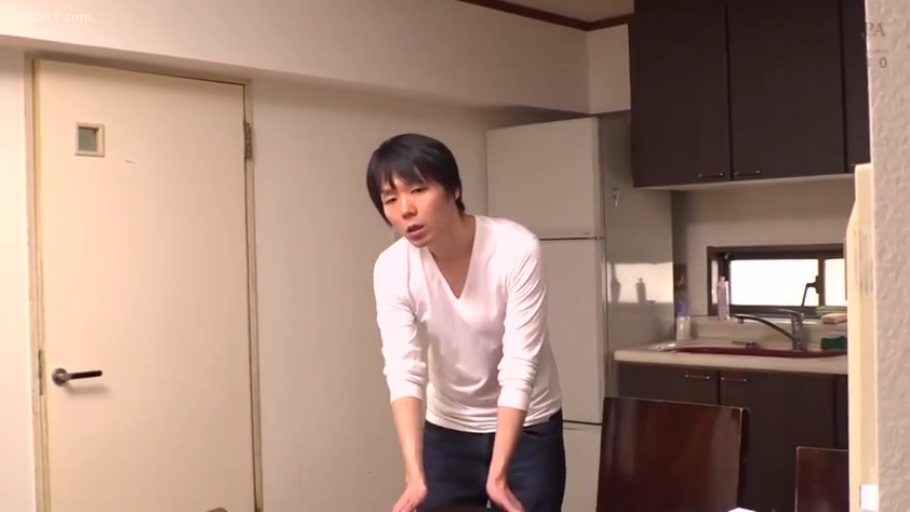 站立 · 平静 · 厨房 · 白色长袖 · 日常 · 冰箱 · 男