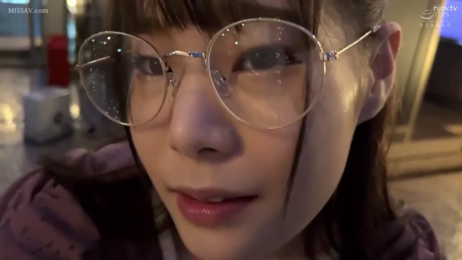 眼镜 · 脸部特写 · 第一人称视角 · 注视 · 户外 · 紫色上衣 · 恬静 · 贴近镜头