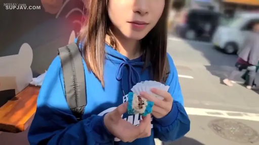 站立 · 自然 · 面部特寫 · 食物 · 户外街道 · 陽光 · 藍色衛衣 · 手持食物