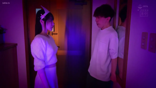 真剣 · 站立 · 中景 · 白色毛衣 · 对视 · 紫色灯光 · 室内玄关 · 头套