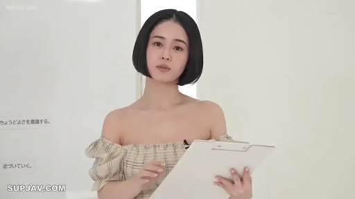 室内 · 真剣 · 半身 · ショートヘア · 正面に立って · 写字板 · オフショルダートップ · 讲解