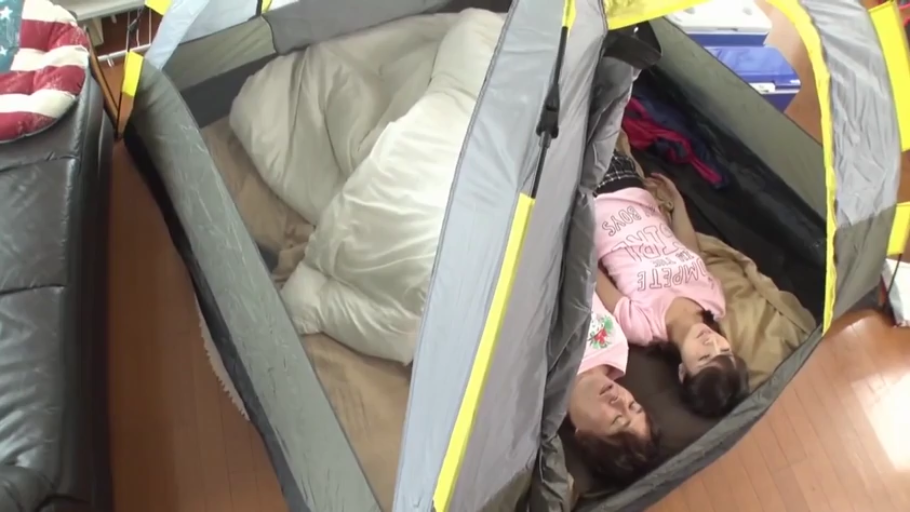 自然 · 被褥 · 平躺 · 情侣 · T恤 · 室内帐篷 · 睡觉