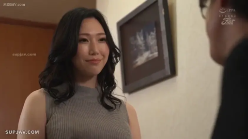 Indoor · Stand · Medium shot · Smile · Eye contact · 长卷发 · 灰色无袖针织衫