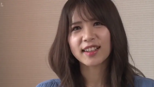 室内 · 脸部特写 · 微笑 · 交流 · 正面 · 蓝色上衣 · 棕色长发