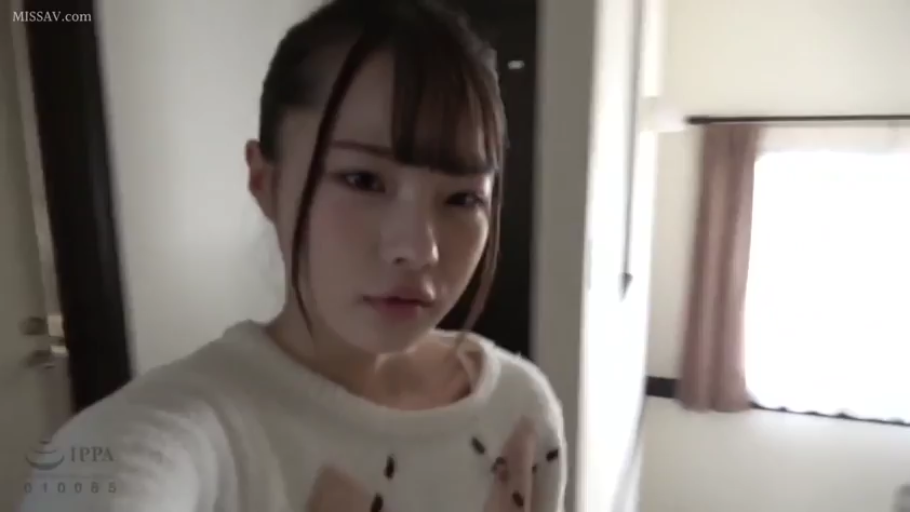 站立 · 上半身特写 · 白色毛衣 · 无表情 · 室内走廊 · 齐刘海 · 自拍行为