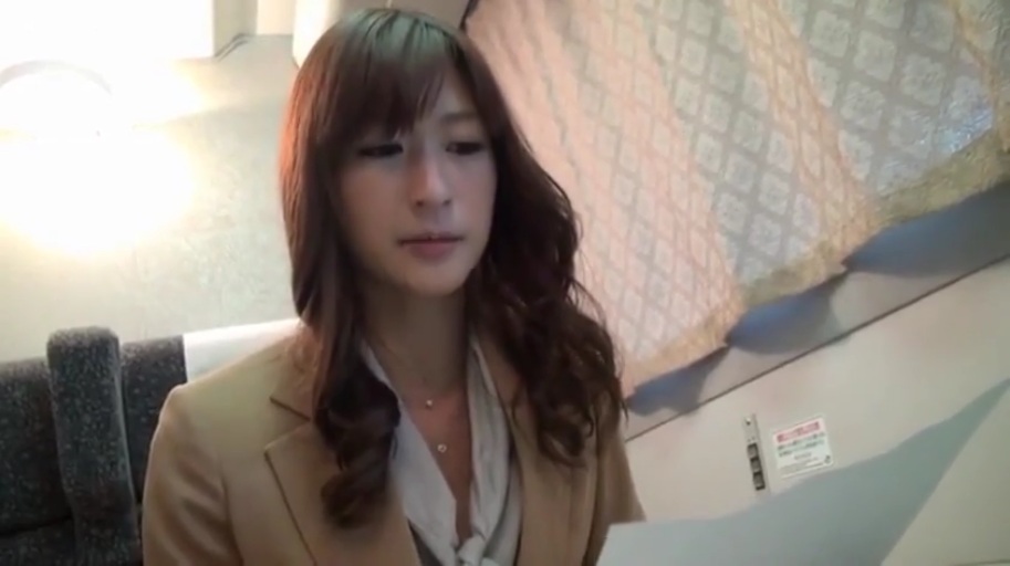 座り姿勢 · 半身特写 · 沉稳 · 読む · 长卷发 · 纸质文件 · 棕色西装外套 · 电车座舱