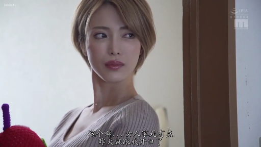 面部特写 · 凝视 · 平淡 · 短发 · 灰色针织衫 · 室内门口 · 侧立回头 · 红色玩偶