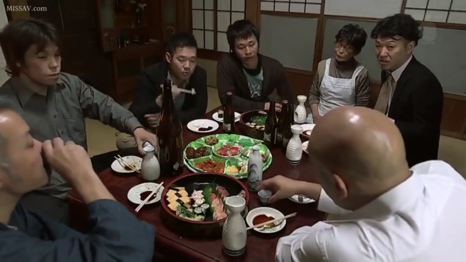 坐姿 · 严肃 · 和室 · 全景 · 衬衫 · 多人 · 喝酒 · 寿司