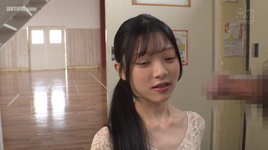 交谈 · 站立 · 微笑 · 客厅 · 职业装 · 中景特写 · 公文包