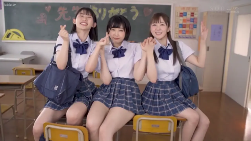 坐姿 · 全身 · 校服 · 教室 · 课桌 · 开心 · 三人 · 比心