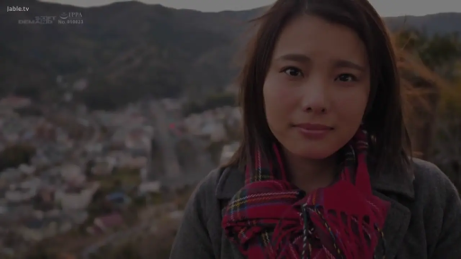 微笑 · 面部特写 · 注视 · 城镇背景 · 自然光 · 红色格子围巾 · 正面对镜