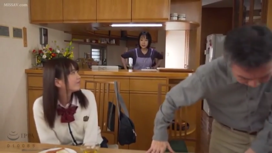 坐姿 · 中景 · 平静 · 桌子 · 注视 · 厨房 · 多人 · 学生装