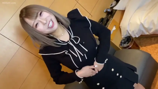 坐姿 · 微笑 · 对视 · 酒店 · 黑色连衣裙 · 染发