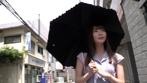 站立 · 中景 · 自然 · 街道 · 打伞 · 黑色遮阳伞 · 浅紫色碎花上衣