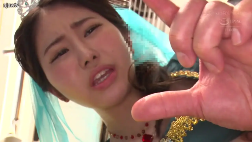 室内 · 顔部のクローズアップ · 俯身前倾 · 皇冠头饰 · 手部遮挡 · 言语互动 · 异域风服饰 · 委屈神色