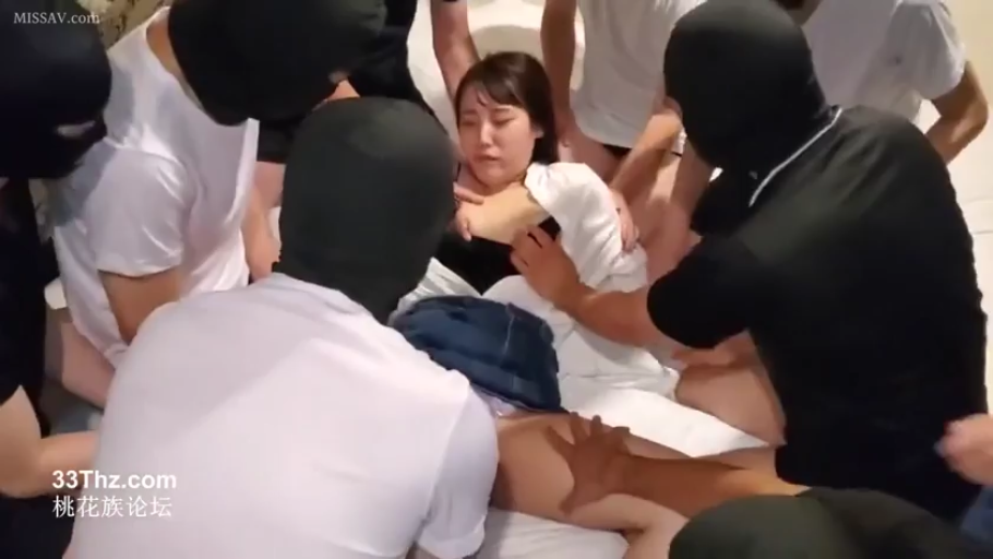 床上 · 牛仔裙被推到腰部 · 蒙面男的手部特写