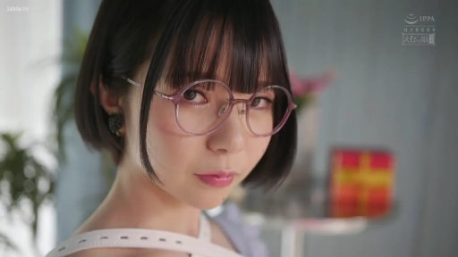 室内 · 眼镜 · 脸部特写 · 甜美 · 注视镜头 · 短发 · 白色吊带 · 侧身回眸