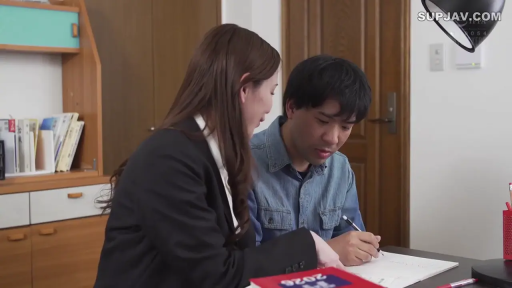 坐姿 · 交谈 · 办公室 · 办公桌 · 微笑 · 职业套装 · 职场