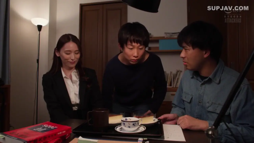 坐姿 · 交谈 · 微笑 · 客厅 · 多人 · 正装 · 蛋糕