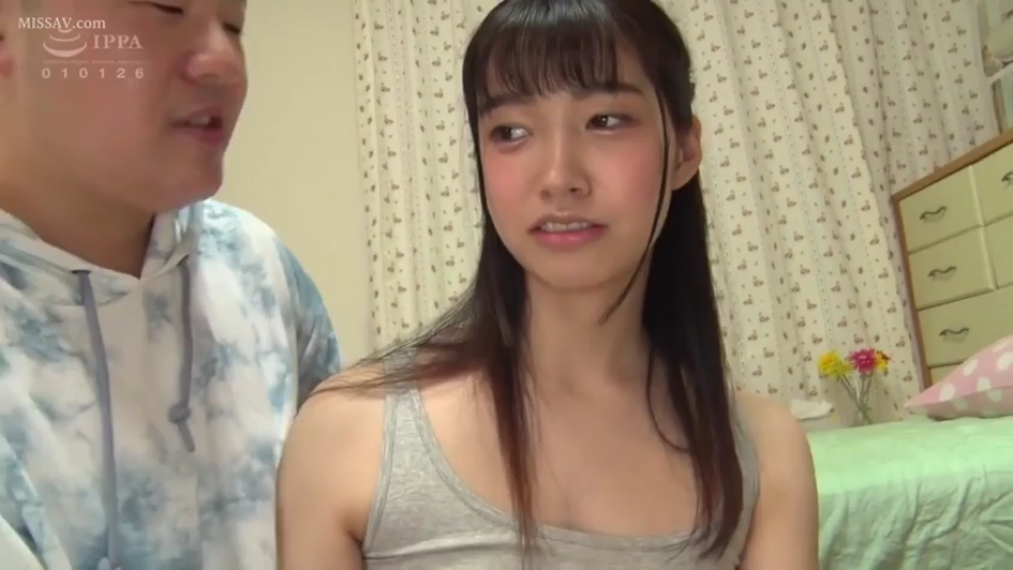 坐姿 · 交谈 · 脸部特写 · 卧室 · 床 · 灰色背心 · 担忧