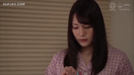 低头 · 卧室 · 面部特写 · 格纹睡衣