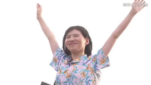 半身 · 屋外 · 笑容 · 水印 · 欢呼 · 举起双手 · 碎花短袖