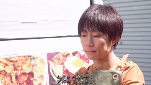 沉思 · 忧郁 · 站立 · 面部特写 · 围裙 · 户外 · 男性 · 宣传海报