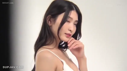 臉部特寫 · 妩媚 · 白色吊帶 · 靜態擺拍 · 纯色影棚 · 托腮侧身 · 黑发美女