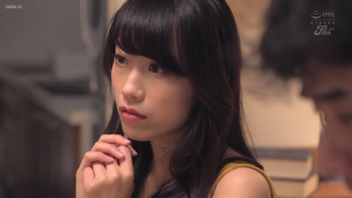 室内 · 坐姿 · 脸部 · 平静 · 书籍 · 背心 · 注视 · 清纯