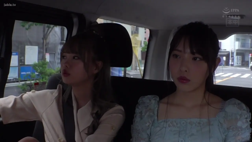 Sitting Posture · Medium shot · By Bus · 车内 · bland · 亚洲人 · 连衣裙