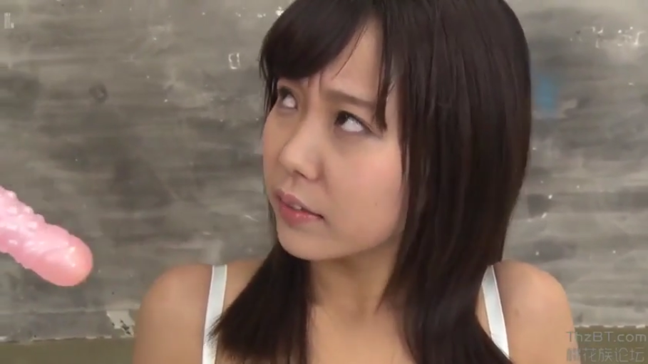 室内 · 坐姿 · 脸部特写 · 注视 · 白色内衣 · 亚洲女性 · 粉色按摩棒 · 翻白眼