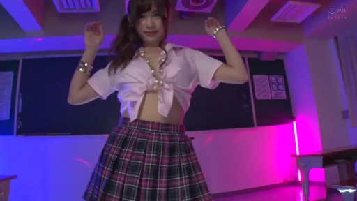 教室 · 站立 · 中景 · 摆拍 · 微笑 · JK制服