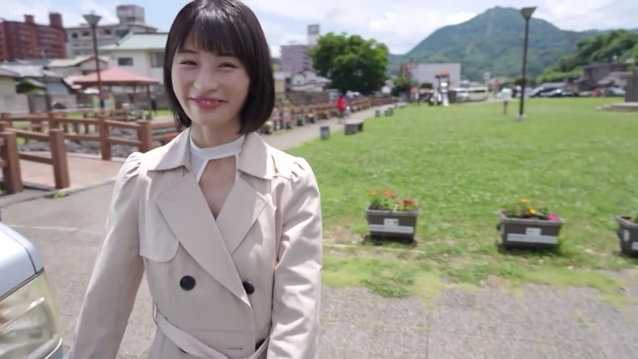 半身特写 · 户外 · 短发 · 米色风衣 · 淑女 · 漫步 · 低头站立