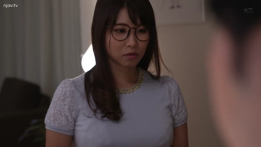 站立 · 中景 · 微笑 · 护栏 · 户外 · 搭讪 · 休闲服 · 天台