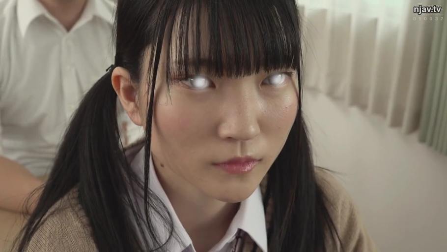 室内 · 制服 · 顔のクローズアップ · 凝視 · 正面 · 無表情 · 催眠