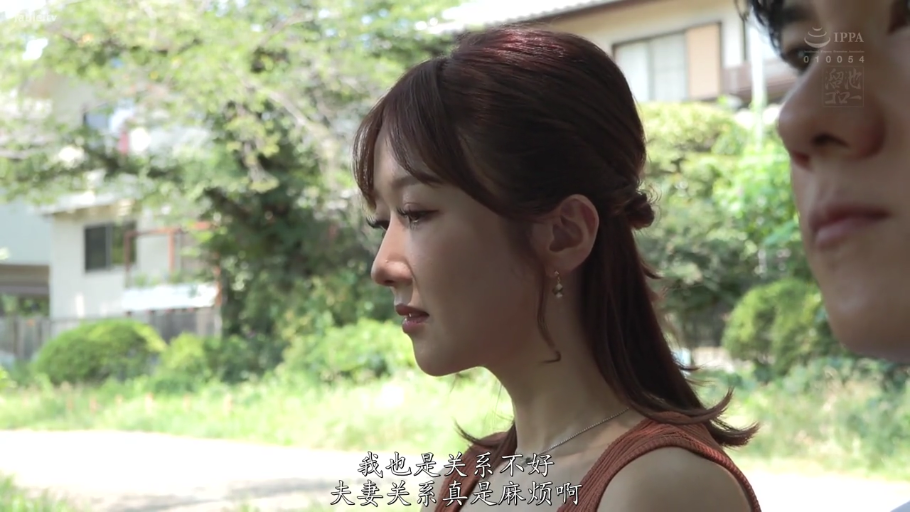 专注 · 中景 · 跪姿 · 摄影棚 · 局部模糊 · 双人口交 · 日常休闲装 · 宣传板