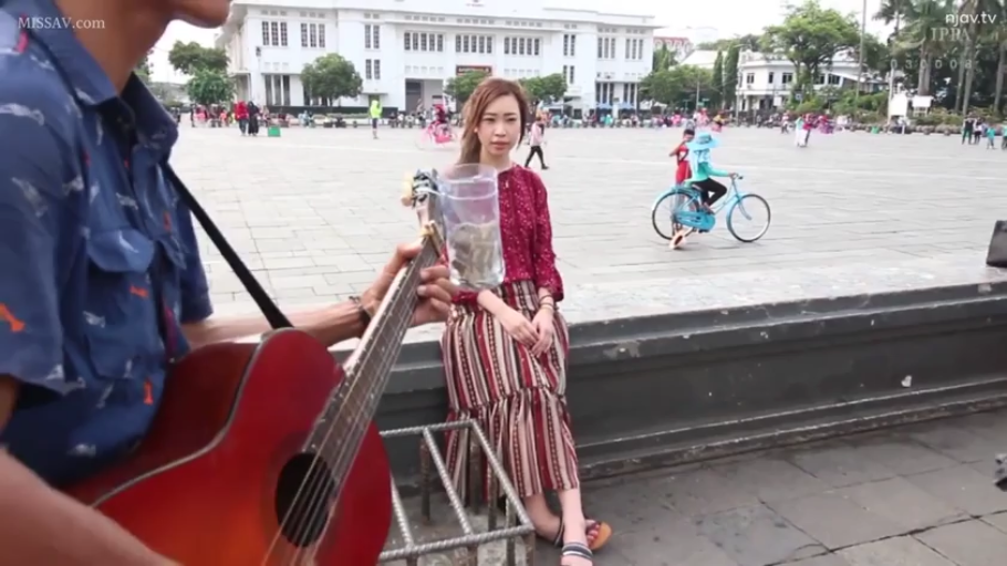 坐姿 · 中景 · 平淡 · 塑料桶 · 街拍 · 红色衬衫 · 城市广场 · 街头表演