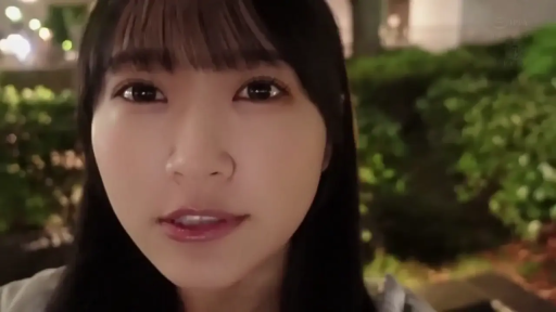 脸部特写 · 休闲服 · 凝视镜头 · 自然神情 · 户外夜间 · 正面对视 · 黑发长直