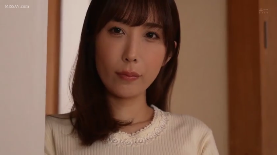 室内 · 脸部 · 站立 · 平静 · 注视 · 针织衫