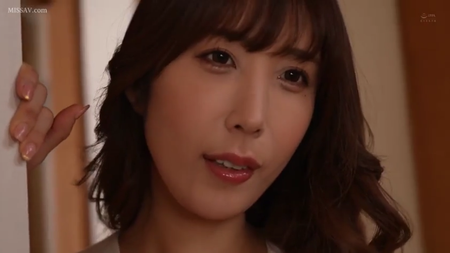 室内 · 面部 · 白色上衣 · 凝视 · 淡然 · 侧头姿势 · 高颜值