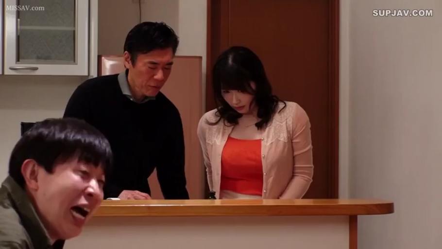 Indoor · 专注 · Stand · Medium shot · Stare · Mature woman · Bar counter · 针织开衫