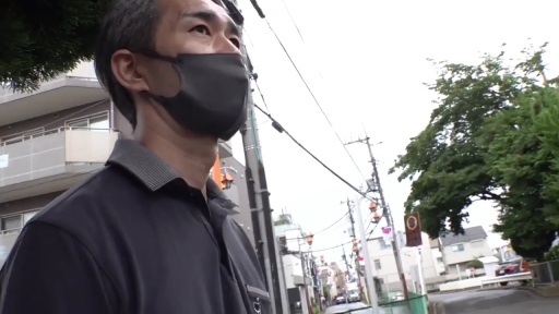 枕头 · 仰卧 · 舔阴 · 痛苦 · 躯干特写 · 局部打码 · 橙色文胸 · 卧室床上
