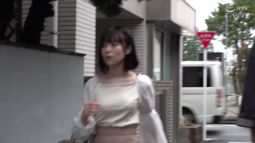 交谈 · 自然 · 半身 · 行走 · 短发 · 户外街道 · 白色长袖上衣