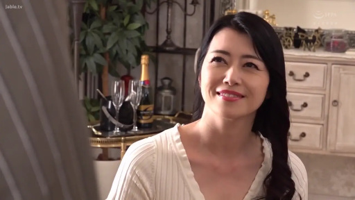 坐姿 · 微笑 · 香槟 · 注視 · 上半身特寫 · 熟女 · 室内客厅 · 白色V领针织衫