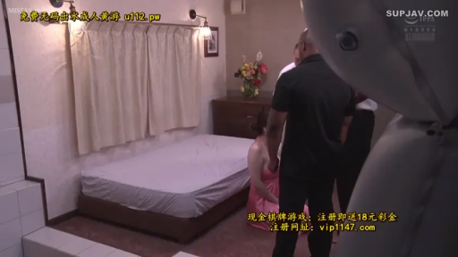 酒店房间 · 跪姿 · 远景 · 粉色吊带裙