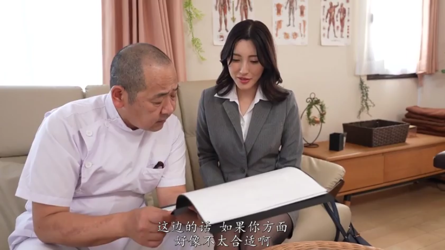 室内 · 室内 · 坐姿 · 职业装 · 专注 · 中景 · 文件夹 · 阅读