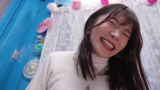 室内 · 面部 · 俯身 · 愉悦 · 清纯 · 白色毛衣 · 欢笑 · 背景装饰