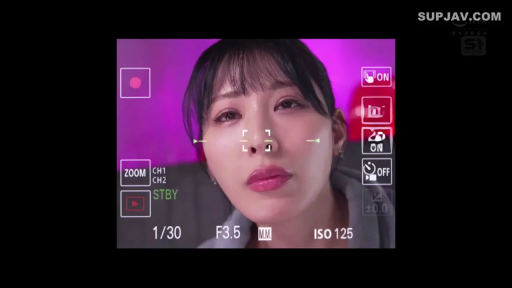 室內 · 憂鬱 · 注视镜头 · 头部特写 · 灰色衛衣 · 正对镜头 · 紫色背景 · 相机界面