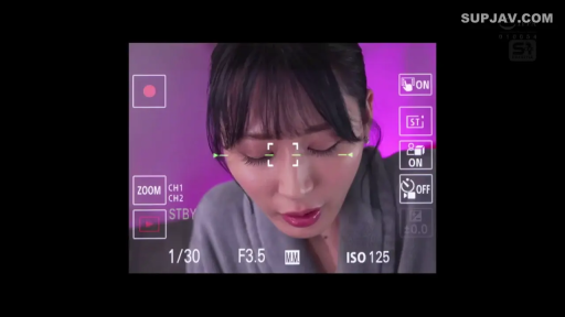 室内 · 面部 · 頭を下げる · 平静 · 正坐 · 灰色浴袍 · 紫色の背景 · 相机取景器