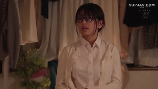 Indoor · Glasses · Stand · 白衬衫 · Confused · Eye contact · 半身像 · 日本